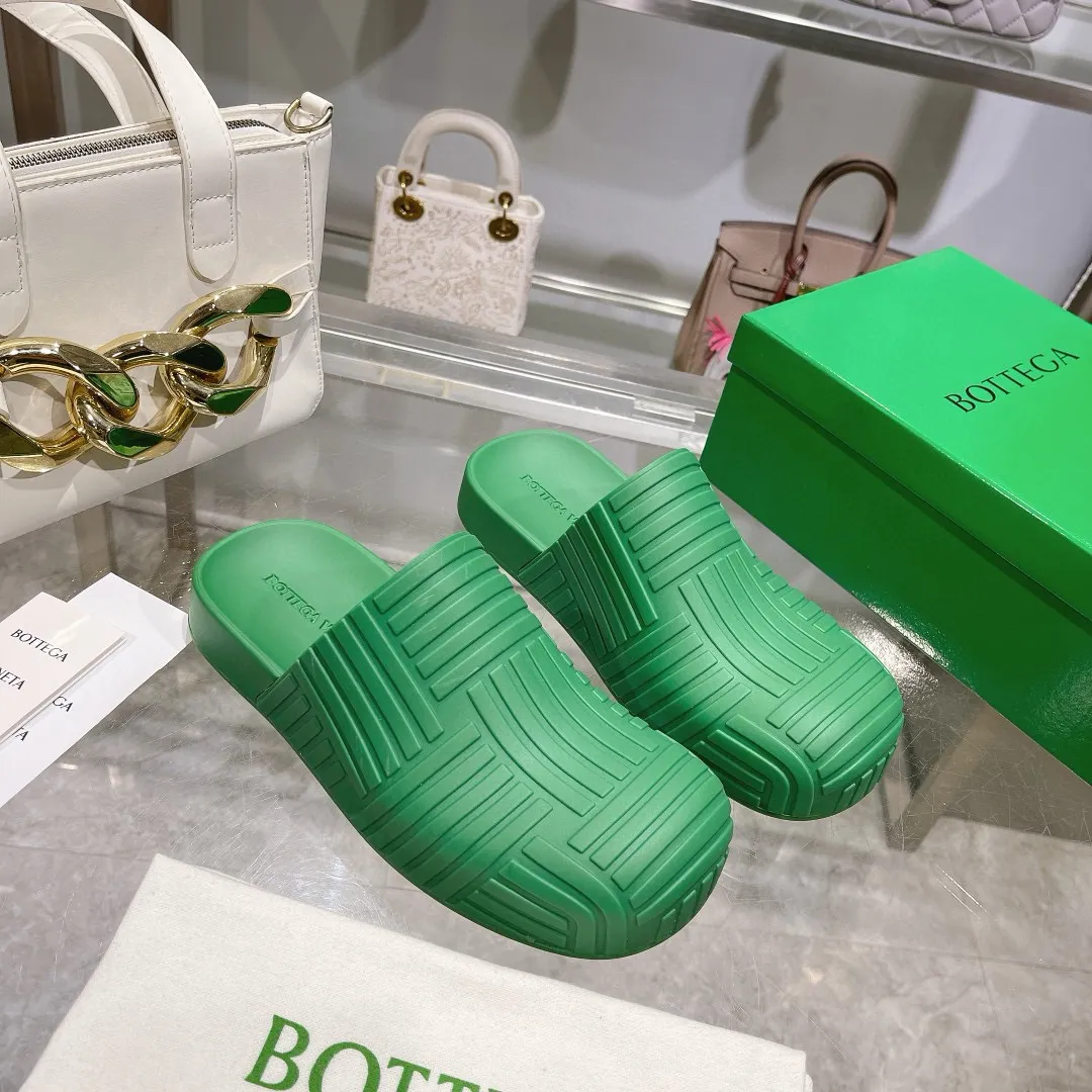 Factory price: 300💰🍀𝐁𝐨𝐭𝐭𝐞𝐠𝐚 𝐕𝐞𝐧𝐞𝐭𝐚 Bottega Veneta BV new men's woven surface ultra-light rubber garden shoes It looks good and is easy to wear. It is perfect with straight wide-leg pants, okay? It can also be worn in the summer, and it has characteristics for daily use, which is very BV~ The thickened toe box is slightly tilted like a derby, which is easy to match. The inner forefoot has texture that matches the sole of the foot. It is not made of rain boots with fleshy materials, which is more comfortable. M𝐁𝐨𝐭𝐭𝐞𝐠𝐚 𝐕𝐞𝐧𝐞𝐭𝐚 Bottega Veneta's new men's woven top ultra-light rubber garden shoes are good-looking and easy to wear. They are perfect with straight wide-leg pants, okay? 🐸It can also be worn in summer, and it has characteristics for daily life, which is very BV~ The thickened toe cap is slightly tilted like a derby, which is a good match. The inner forefoot has a pattern that matches the sole of the foot. It is not made of rain boots made of fleshy material, which is more comfortable. SIZE: 35-46 (45 and 46 are custom-made and cannot be returned or exchanged)